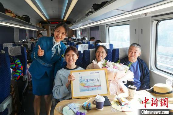 The 50 millionth passenger of the China-Laos Railway receive a commemorative certificate on March 28, 2025. (Photo: China News Service/Liu Ranyang) The 50 millionth passenger of the China-Laos Railway receive a commemorative certificate on March 28, 2025. (Photo: China News Service/Liu Ranyang)