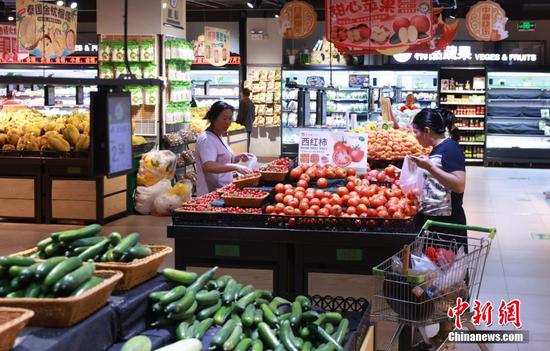 Customers buy vegetables at a supermarket in Puer City, Yunnan Province. (Photo/China News Service) Customers buy vegetables at a supermarket in Puer City, Yunnan Province. (Photo/China News Service)