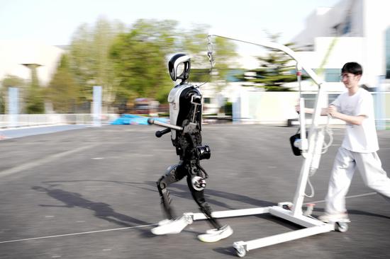 Beijing gears up for human-robot marathon
