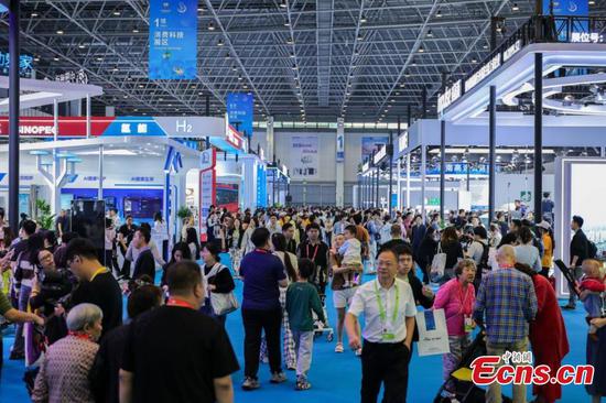 People visit the 5th China International Consumer Products Expo (CICPE) in Haikou, south China's Hainan Province. (Photo: China News Service/Luo Yunfei) People visit the 5th China International Consumer Products Expo (CICPE) in Haikou, south China's Hainan Province. (Photo: China News Service/Luo Yunfei)