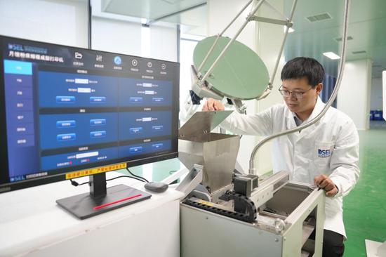 Chinese scientists unveil 3D printing robot for 'Lunar soil brick'