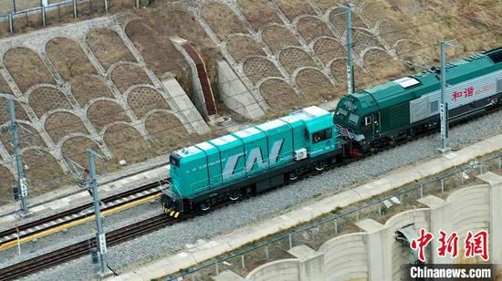 A 1,000-kilowatt-powered locomotives rolls off the production line at CRRC Dalian Co., Ltd. in northeast China's Liaoning Province, April 21, 2025