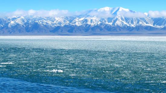 Sayram Lake presents spectacular ice-water contrast view 