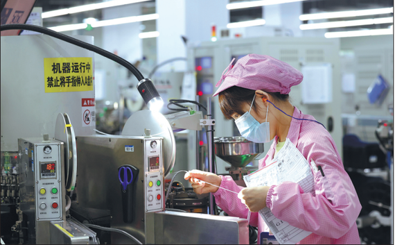 An employee works on a chip production line in Sihong county, Jiangsu province. (XU CHANGLIANG/FOR CHINA DAILY)