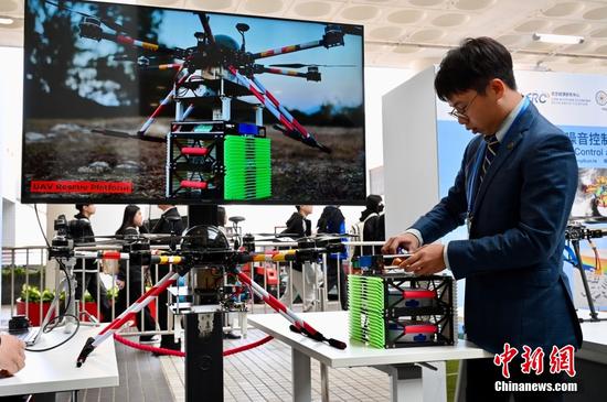 A staff member from a company which has been approved for HKSAR's "regulatory sandbox" pilot demonstrates drone emergency rescue services, March 20, 2025. (Photo/China News Service) A staff member from a company which has been approved for HKSAR's "regulatory sandbox" pilot demonstrates drone emergency rescue services, March 20, 2025. (Photo/China News Service)