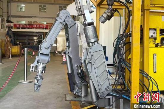 China's first remotely operated vehicle with a seven-function manipulator completes land-based testing, April 23, 2025. (Photo provided to China News Service)