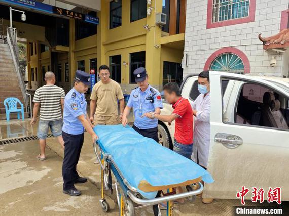 On April 16, Chinese police assist in transporting the injured. (Photo provided by Xishuangbanna Entry-Exit Border Inspection) On April 16, Chinese police assist in transporting the injured. (Photo provided by Xishuangbanna Entry-Exit Border Inspection)