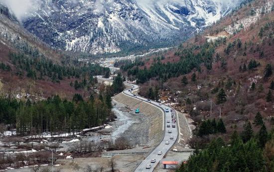 95-km winding road connects famous scenic spots in Sichuan