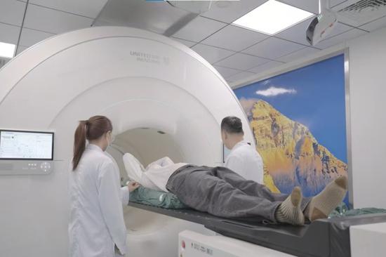 Shanghai hospital debuts world's first integrated CT ring linear accelerator