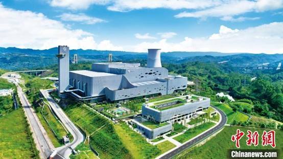 A picture showing the panoramic view of the 4th waste incineration power plant in the central urban area of Chongqing. (Photo courtesy of Chongqing Sanfeng Yulin Environmental Protection Power Generation Co., Ltd.)