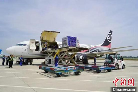 A Boeing 737 freight is loaded with fresh flowers at Huahu International Airport in Ezhou, central China's Hubei Province, April 27, 2025. (Photo/China News Service)