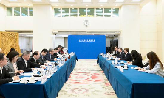 China's commerce minister meets German auto group leader