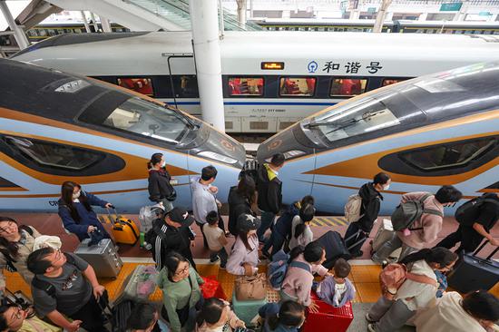 China handles 112 mln railway passenger trips during May Day holiday