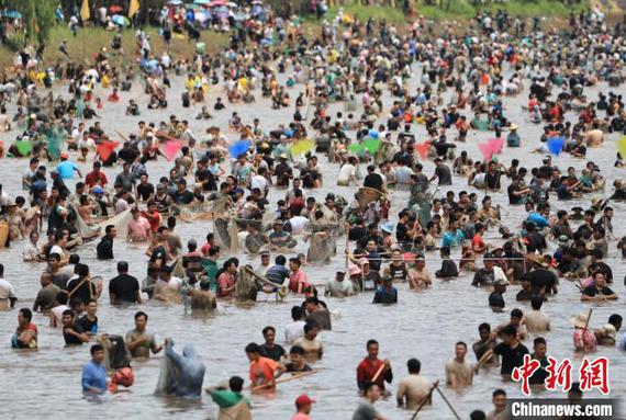 On May 3, 2025, tens of thousands of people experience the fun of catching fish in Menglian County. ( Photo provided by Menglian County Media Center) On May 3, 2025, tens of thousands of people experience the fun of catching fish in Menglian County. ( Photo provided by Menglian County Media Center)