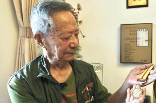 History lives on: 98-year-old veteran receives New Year card he sent 80 years ago