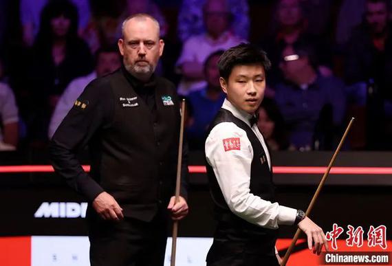 British veteran snooker Mark Williams (L) and Chinese player Zhao Xintong. (Photo/VCG)
