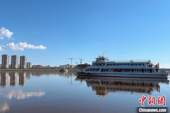 Photo shows an international passenger ship travelling in Heilongjiang. (Photo courtesy of Hong Feng)