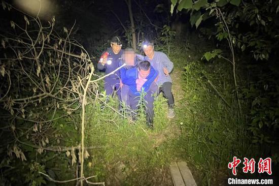 A police officer carries the lost elderly on his back on a mountainous path in Hefei, Anhui Province. (Photo provided to China News Service) A police officer carries the lost elderly on his back on a mountainous path in Hefei, Anhui Province. (Photo provided to China News Service)