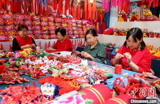 Women make scented sachets in a shorkshop in Qingyang, Gansu Province. (Photo/China News Service)
