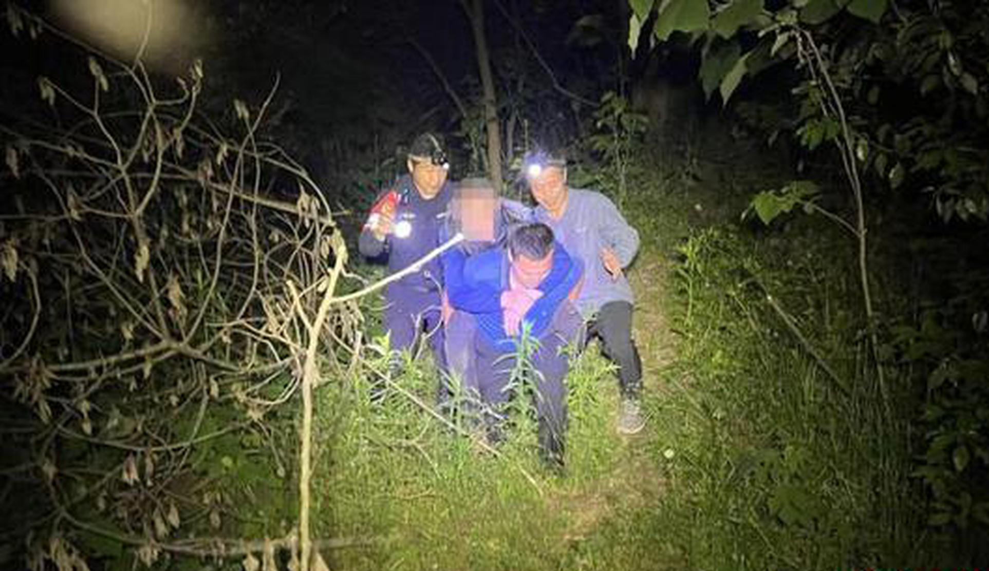 Hefei police rescue missing elderly lost in mountains using drones and dog
