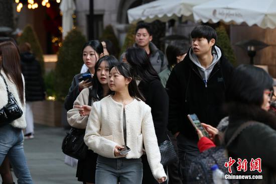 Tourists from South Korea visit Shanghai, Jan. 12, 2025. (Photo/China News Service)