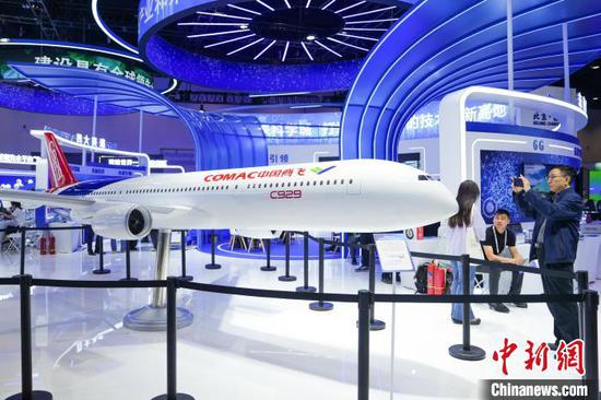 People visit the 27th China Beijing International High-tech Expo in Beijing, May 8, 2025. (Photo: China News Service/Zhang Xiangyi)