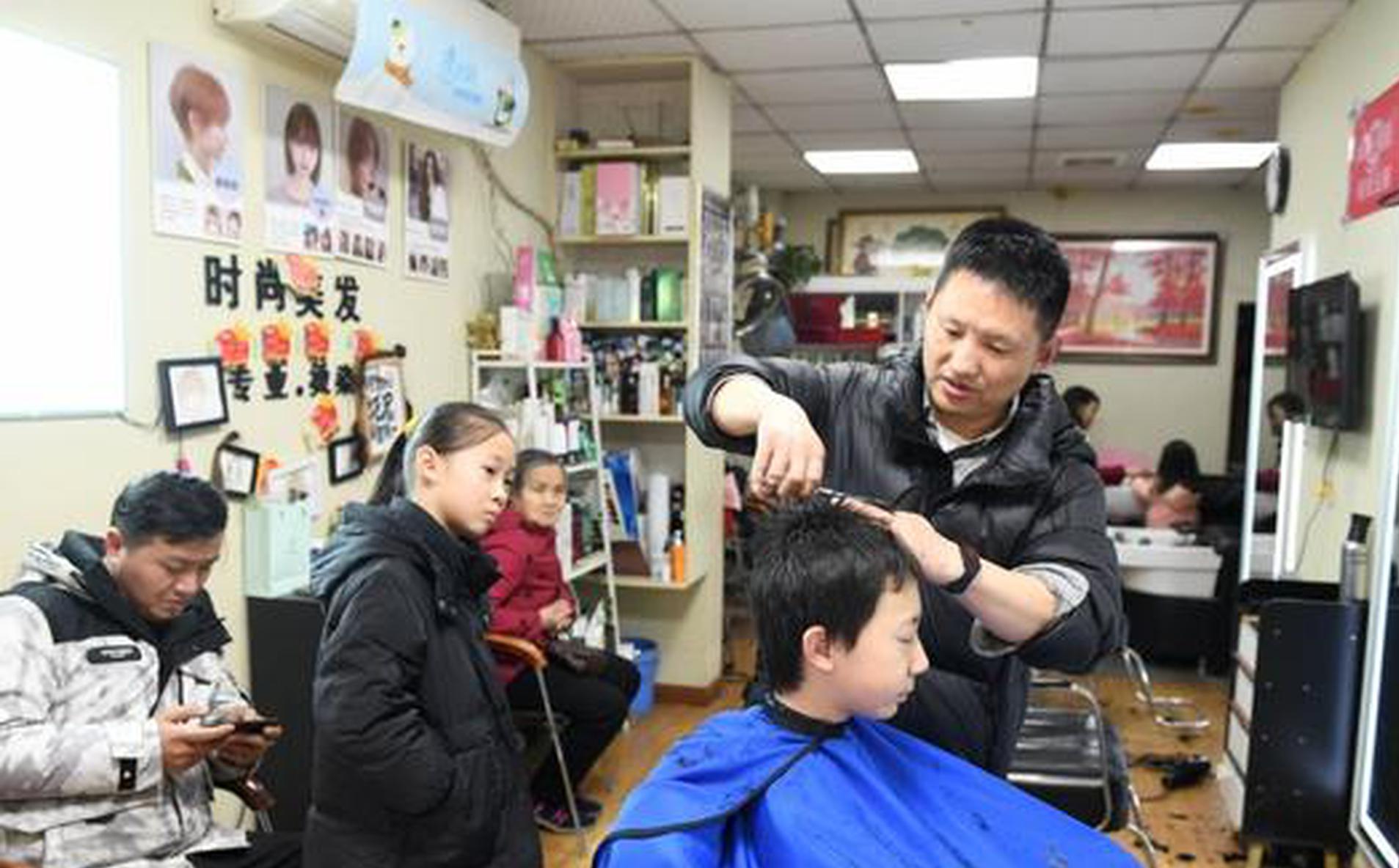 AI hair-washing machines emerge in major Chinese cities