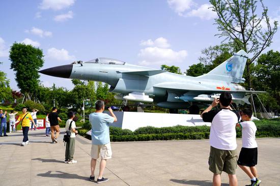 Fighter jet museum in Chengdu draws visitors