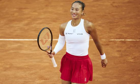 China's Zheng Qinwen defeats world No.1 Sabalenka for the first time to reach semifinals of Italian Open