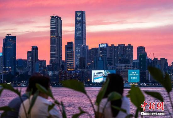 Photo taken on May 11, 2025 shows the sunset glow in Hong Kong Special Administrative Region. (Photo/China News Service)