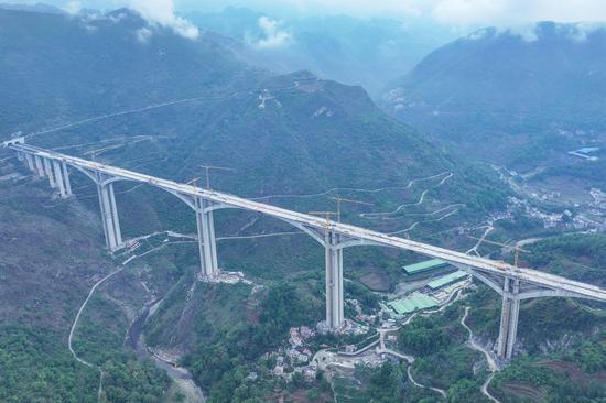 Liuzhi Grand Bridge in Guizhou connected