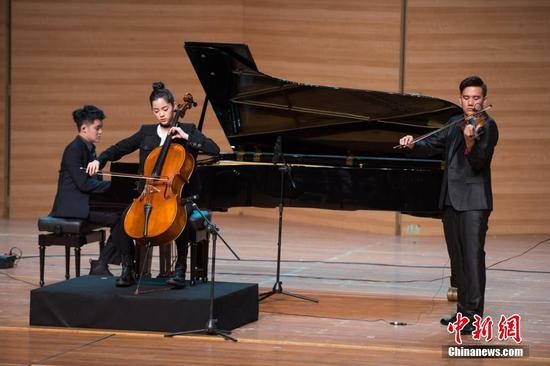 Actress Ouyang Nana plays the chello at a concert. (Photo/China News Service) Actress Ouyang Nana plays the chello at a concert. (Photo/China News Service)
