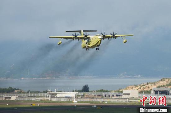 An AG600 aircraft 1101 completes a 12-metric-ton water drop test and landed smoothly after a 17-minute flight at Jinwan Airport in Zhuhai, south China's Hainan Province, May 18, 2025. (Photo provided to China News Service)
