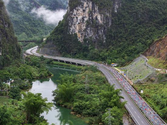 Guangxi debuts cross-border half marathon in Sino-Vietnamese tourism zone