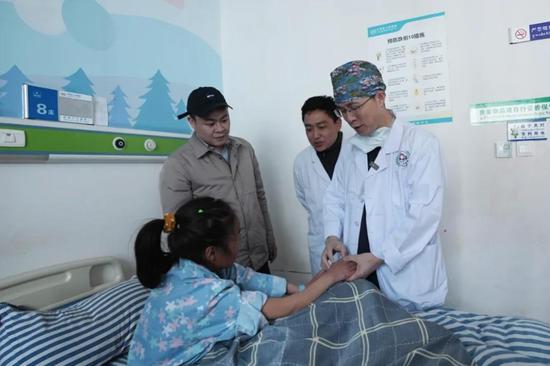 Children in Xizang receive free operations for limb deformities