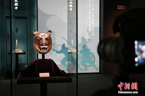 Photo shows the bronze tiger head displayed at the Anhui Museum, May 27, 2025. (Photo/China News Service) Photo shows the bronze tiger head displayed at the Anhui Museum, May 27, 2025. (Photo/China News Service)