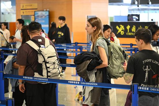 Cross-border trips touch nearly 6m during 3-day holiday