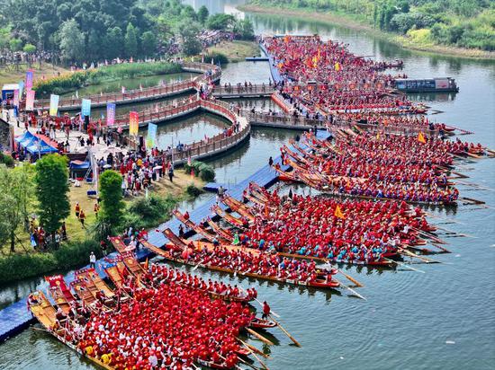 Dragon boat race held in Fujian