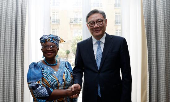 Chinese Commerce Minister Wang Wentao (right) meets Director-General of the WTO Ngozi Okonjo-Iweala on the sidelines of a WTO ministerial meeting in Paris, France on June 3, 2025. (Photo/Ministry of Commerce)