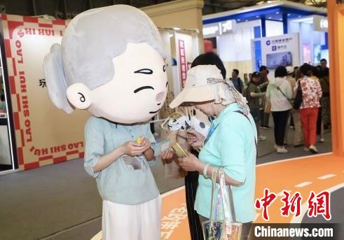 Shanghai elderly care expo marks 25 years, AI products for seniors draw attention