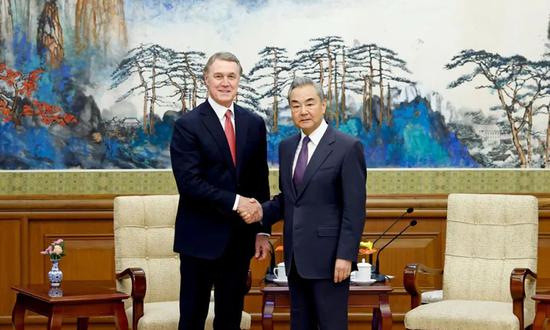 China's top diplomat meets U.S. ambassador to China