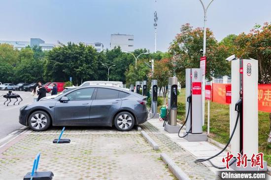 A supercharging station in the Huazhao Industrial Park. (Photo by Huang Weizheng) A supercharging station in the Huazhao Industrial Park. (Photo by Huang Weizheng)