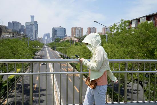 Beijing registers first high-temperature day of 2025