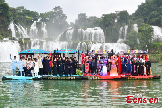 Artists from both China and Vietnam perform folk songs before the China-Vietnam Detian-Ban Gioc Waterfall, June 5, 2025. (Photo provided to China News Service)