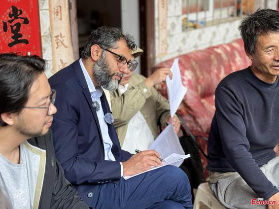 Khalil Rashid, a Pakistan participant based in Germany, is in a rural field visit in Dali, Yunnan, May 28, 2025. (Photo: China News Network/ Huang Fang) Khalil Rashid, a Pakistan participant based in Germany, is in a rural field visit in Dali, Yunnan, May 28, 2025. (Photo: China News Network/ Huang Fang)