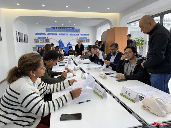 Participants of the 2025 Digital Agriculture Innovation Bootcamp engage in the discussion on local entrepreneurship projects in Dali, Yunnan, May 28, 2025. (Photo: China News Network/ Huang Fang) Participants of the 2025 Digital Agriculture Innovation Bootcamp engage in the discussion on local entrepreneurship projects in Dali, Yunnan, May 28, 2025. (Photo: China News Network/ Huang Fang)