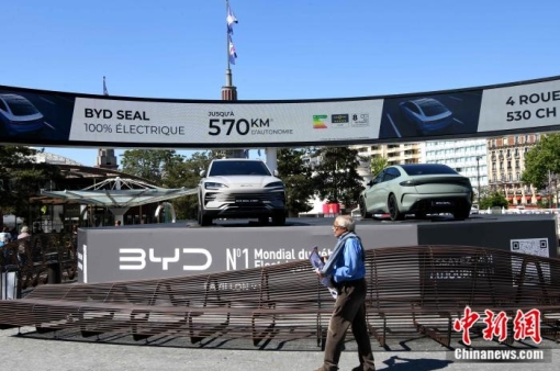 یک غرفه تبلیغاتی با مدل های BYD در ورودی 2025 نمایشگاه بین المللی پاریس در تاریخ 30 آوریل 2025 در پاریس تنظیم شده است. (عکس: سرویس خبری چین/لی یانگ) NEV های چین در اروپا از بین می روند و گسترش در خارج از کشور را تسریع می کنند