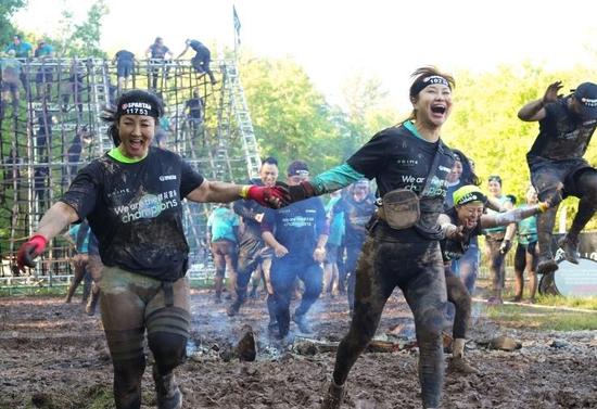 Overseas Chinese in New York compete in U.S. Spartan Race