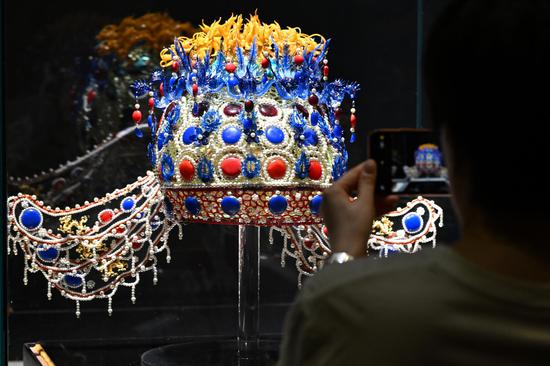 Zibo glass art exhibition opens in Beijing