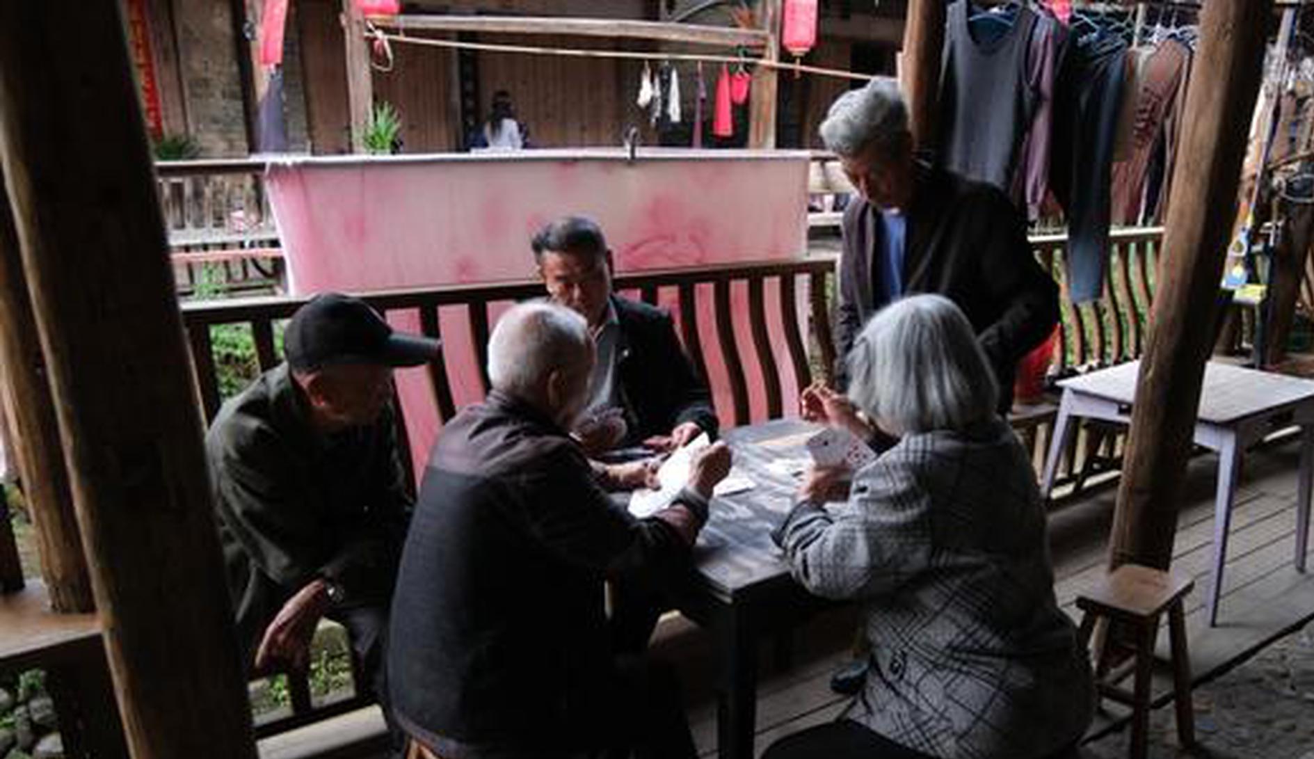 Seniors rely on automated community cafe in Jilin